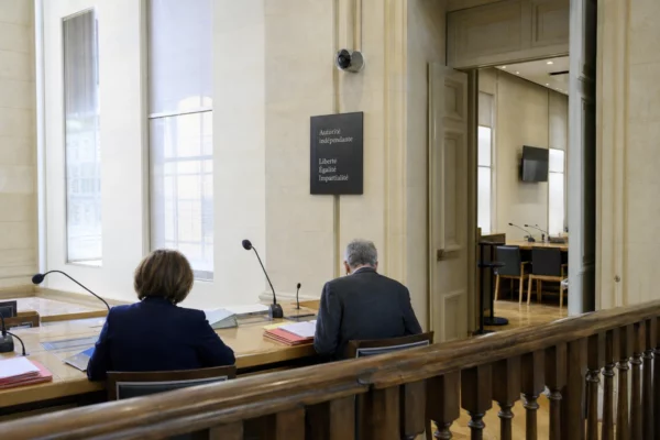 Hall institutionnel français avec salle d’audition et microphones, évoquant la stratégie présidentielle de Bruno Retailleau