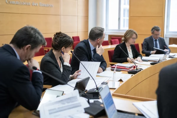 Commission parlementaire française réunie autour du budget 2027 et de l’avenir des pensions de retraite
