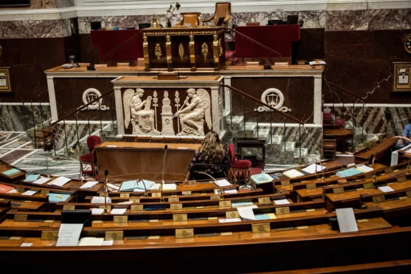 L’hémicycle de l’Assemblée nationale, avec ses pupitres et micros, où se joue l’examen du budget 2027.