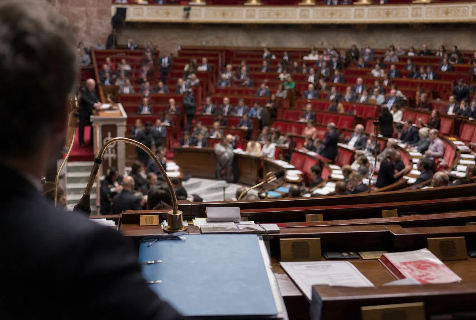 L’hémicycle de l’Assemblée nationale avec ses pupitres, pour illustrer le débat sur le budget 2027.