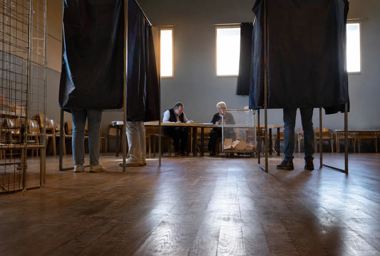 Salle de vote municipale avec isoloirs, urne et table d’émargement pour les grands électeurs de l’Allier.