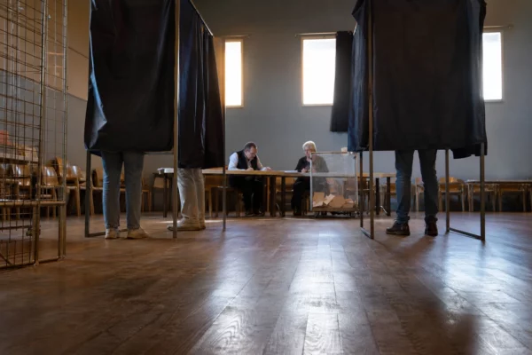 Salle de vote municipale avec isoloirs, urne et table d’émargement pour les grands électeurs de l’Allier.