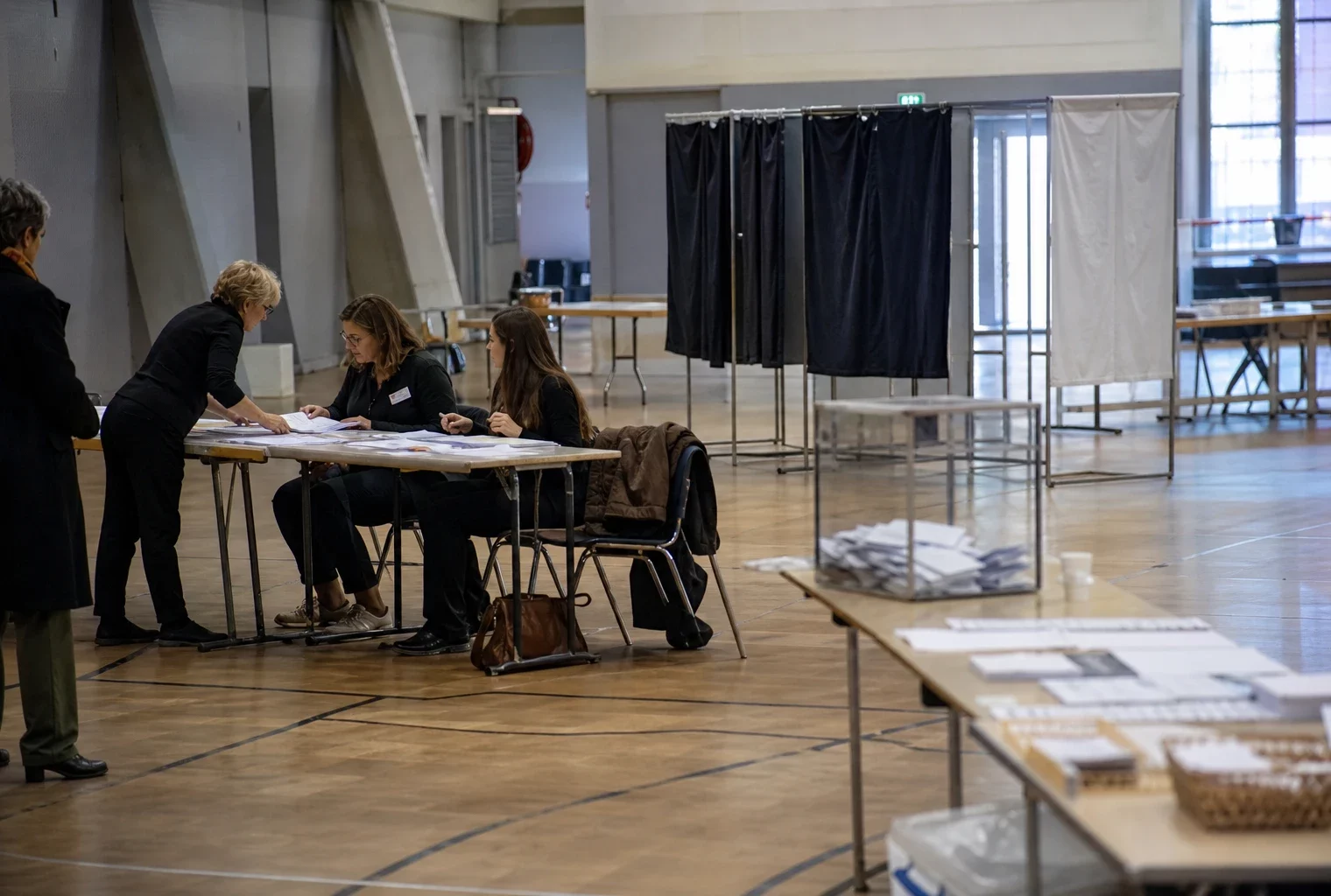 Salle de vote municipale avec isoloirs et urne, pour le scrutin indirect des grands électeurs sénatoriaux.