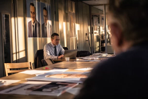 Dans une permanence de campagne, des affiches et une table de réunion illustrent la stratégie de la droite pour 2027.