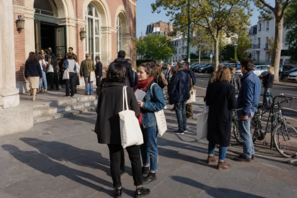 Jeunes militants anonymes réunis devant un lieu public à Nogent-sur-Marne avant une réunion politique