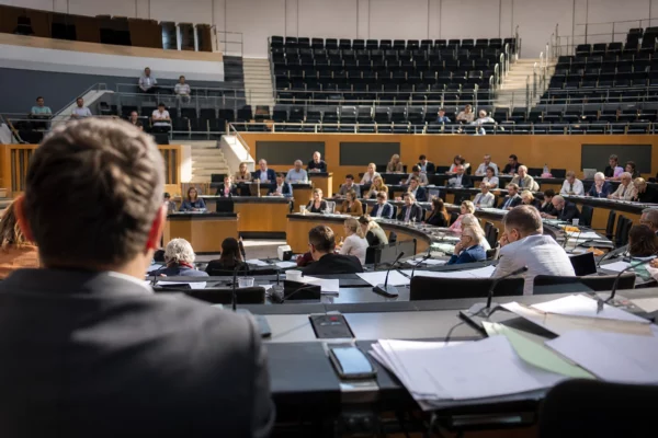 L’hémicycle du parlement régional de Berlin, avec ses pupitres et micros, illustrant le vote régional.