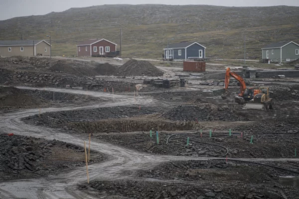 À Miquelon, un chantier de viabilisation prépare le nouveau village sur un site plus élevé.