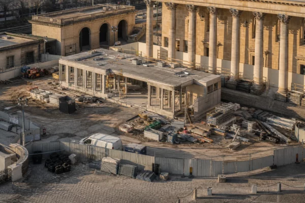 Chantier du pavillon d’accueil de l’Assemblée nationale, avec barrières et travaux dans la cour du Palais-Bourbon.
