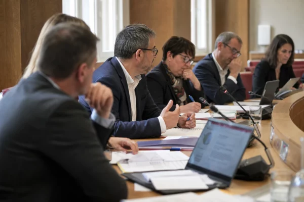 Réunion de commission française sur la PAC, avec agriculteurs et élus anonymes autour de dossiers et de micros