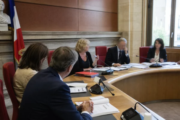 Réunion de commission parlementaire française sur la laïcité, avec élus anonymes, micros et dossiers autour d’une table