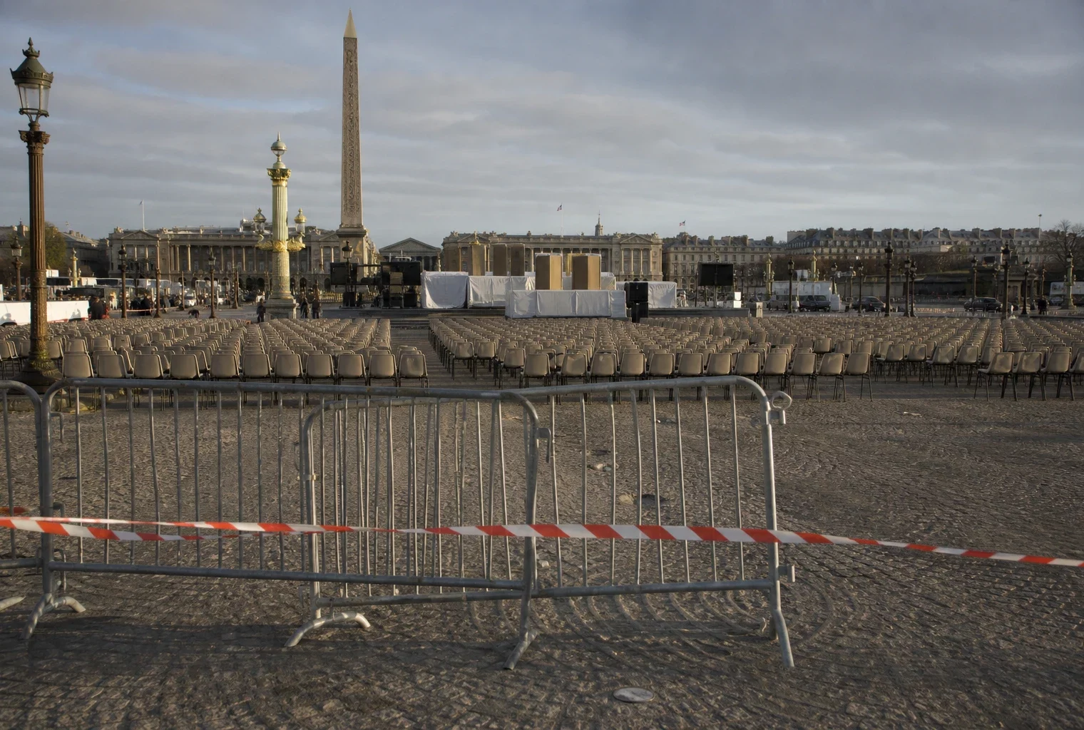 Barrières de sécurité place de la Concorde à Paris, en préparation d’une grande messe en plein air.