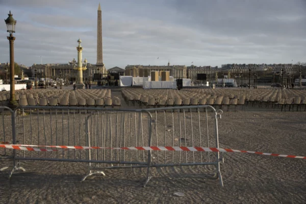 Barrières de sécurité place de la Concorde à Paris, en préparation d’une grande messe en plein air.