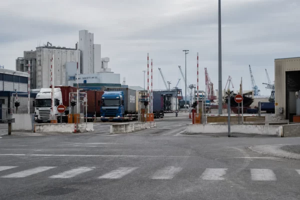 Un terminal de fret avec camions et conteneurs évoque les échanges commerciaux liés à l’Union européenne.