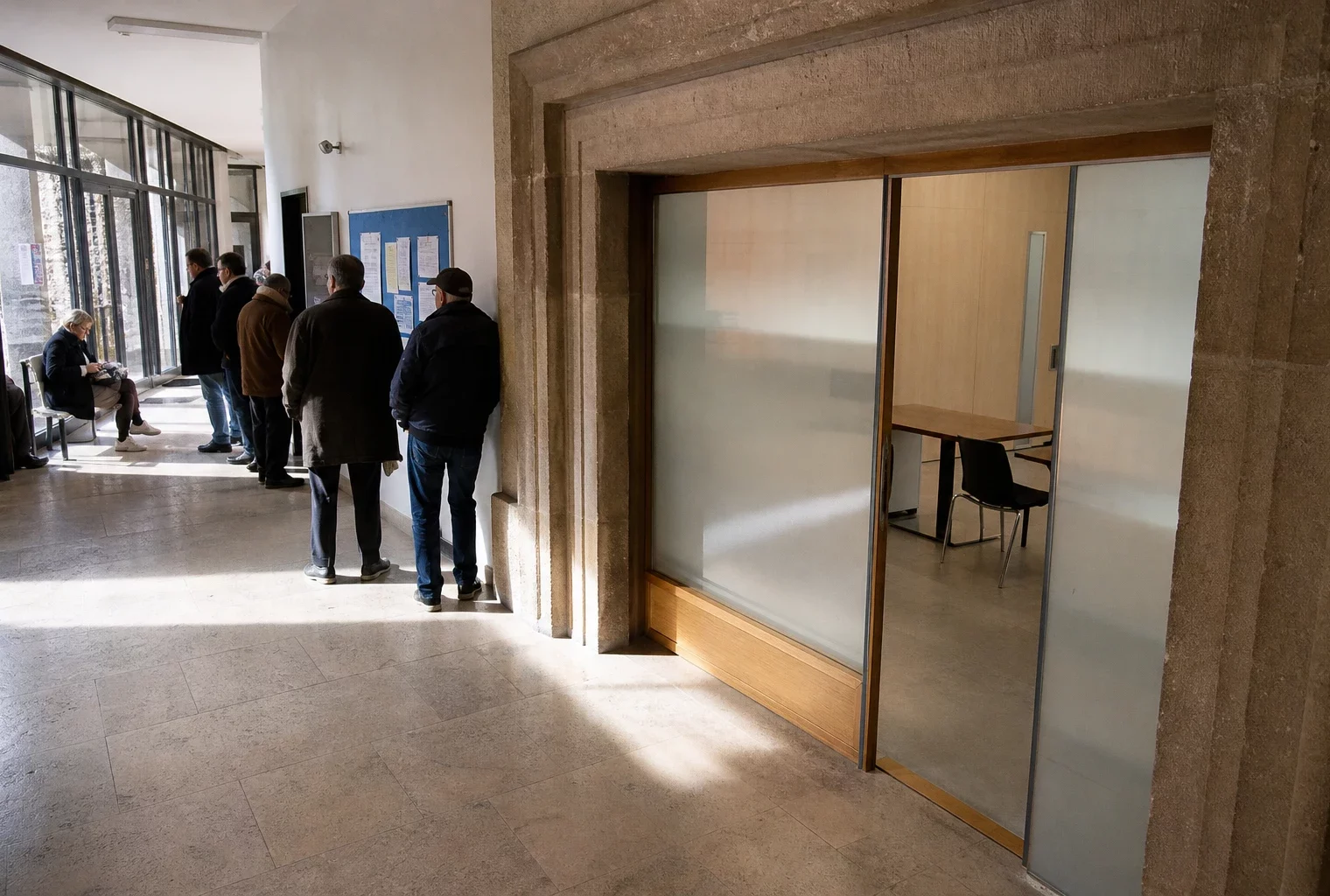 Hall clair d’un bâtiment municipal français menant vers une salle d’audition administrative à Carcassonne