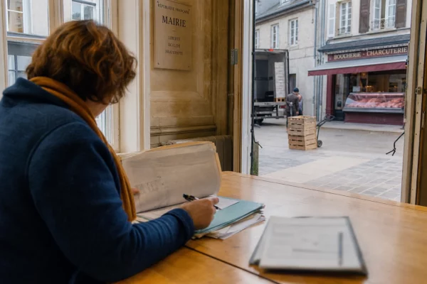 Élu local anonyme examinant un dossier sanitaire sur la viande brésilienne dans une mairie française