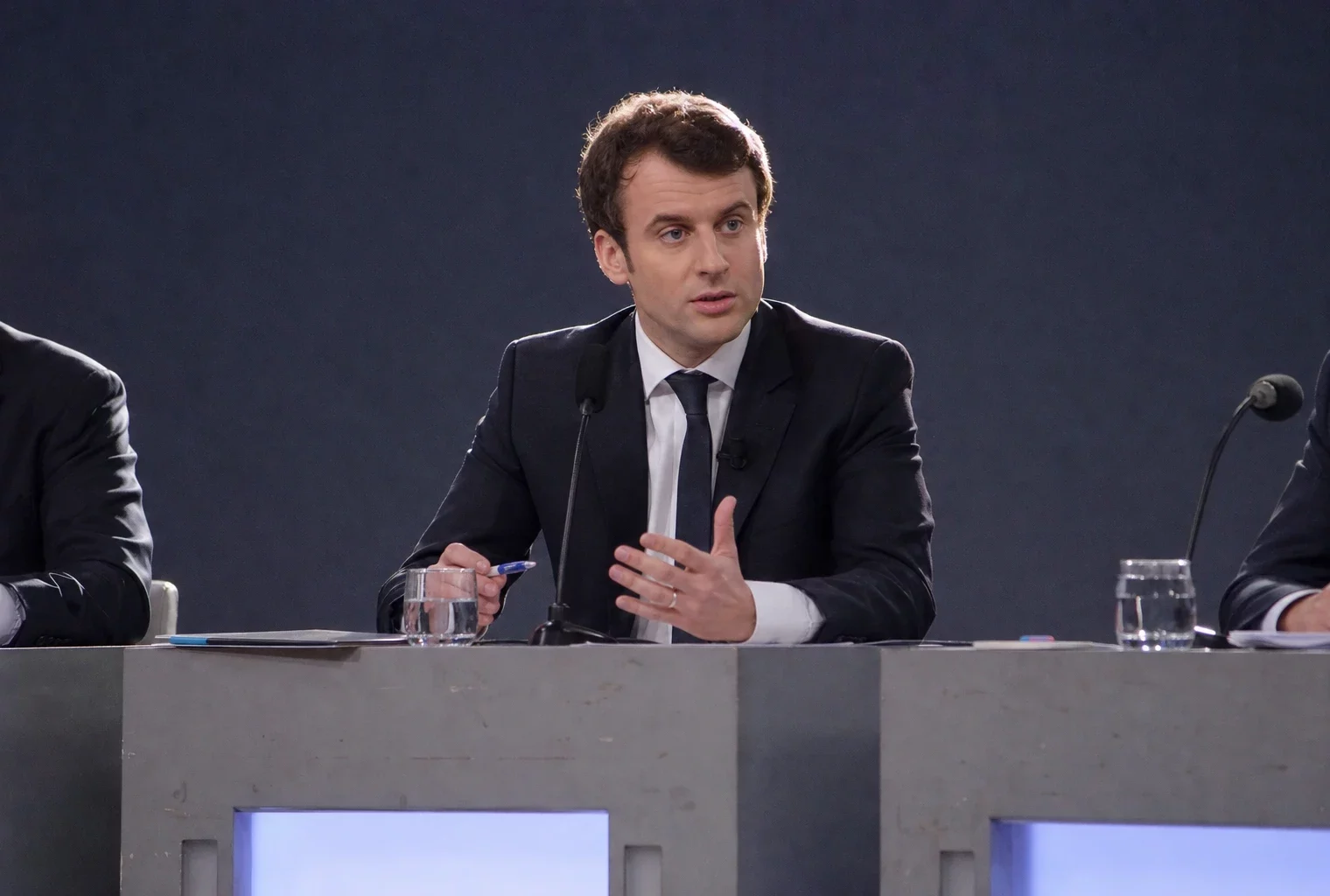 Plateau de débat politique vide, avec pupitres et micros, pour illustrer une primaire de gauche.