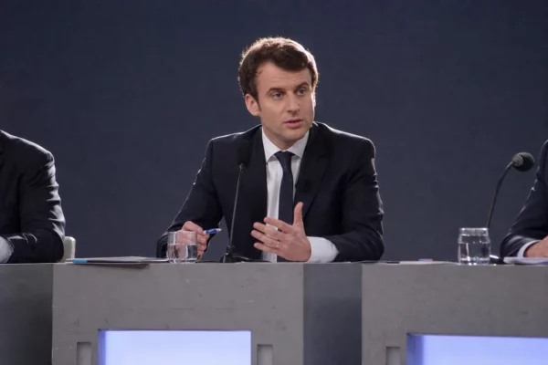 Plateau de débat politique vide, avec pupitres et micros, pour illustrer une primaire de gauche.