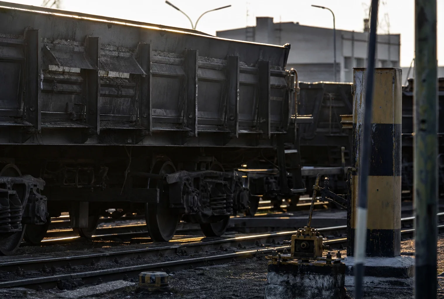 Dépôt ferroviaire près de la frontière polonaise, avec voies de garage et bâtiments techniques.