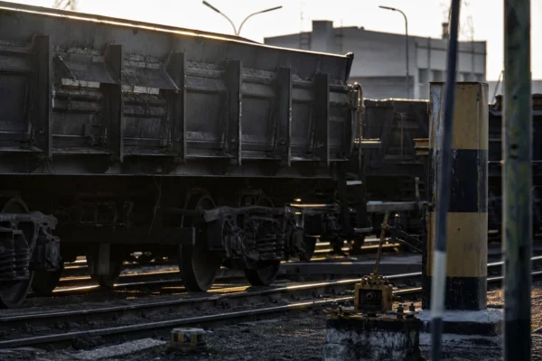 Dépôt ferroviaire près de la frontière polonaise, avec voies de garage et bâtiments techniques.