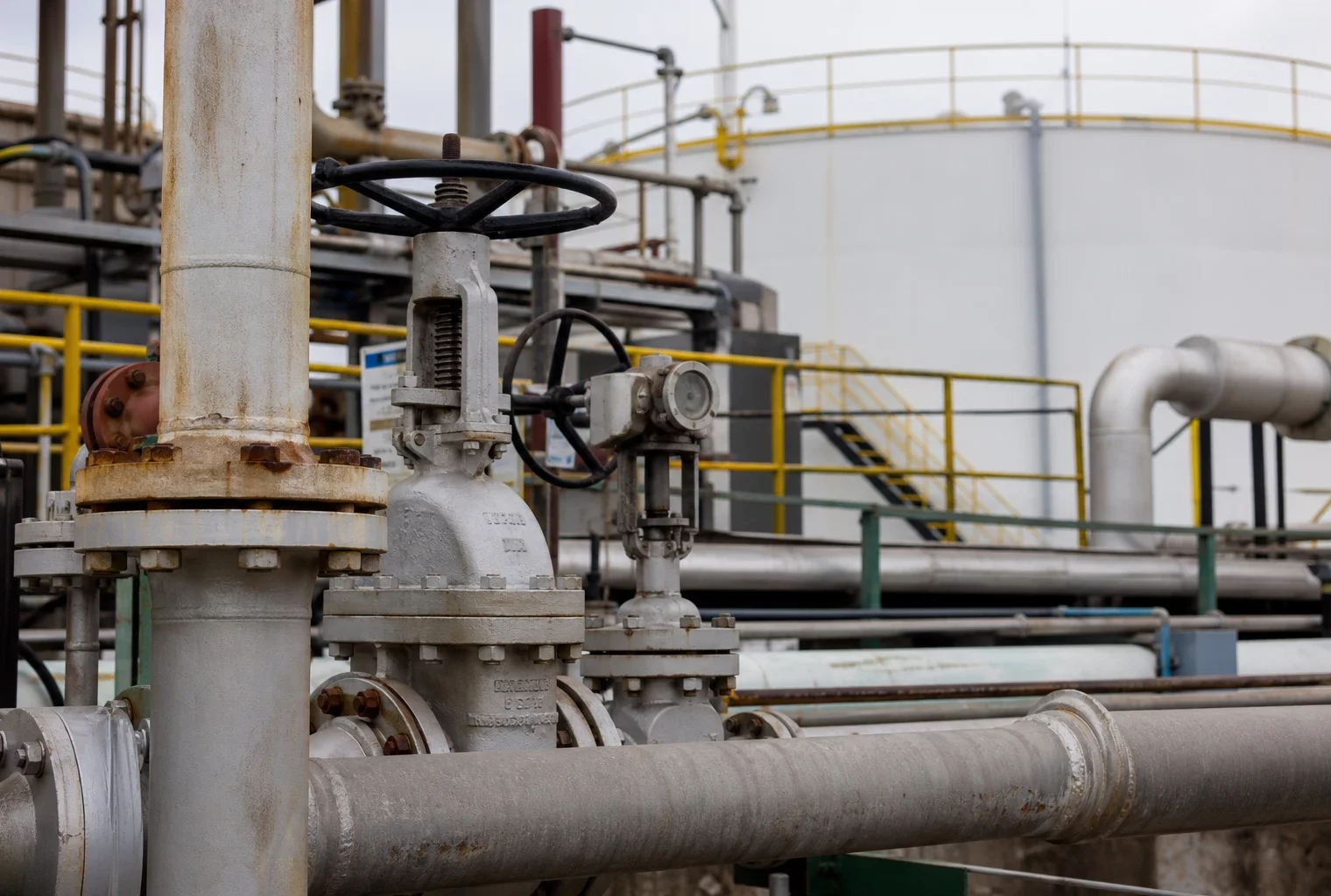 Dépôt pétrolier avec réservoirs et installations de stockage, illustrant la tension sur l’approvisionnement en carburants.