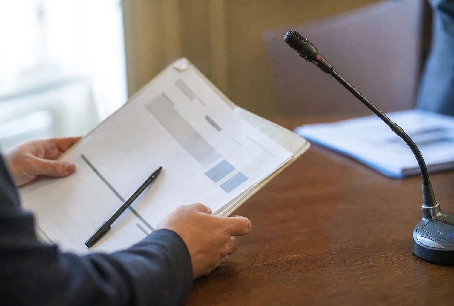 Mains anonymes et micro de commission sur un dossier flou lors d’une audition parlementaire française