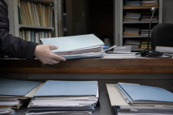 Des dossiers de plainte sur un comptoir de greffe, dans un bureau judiciaire à Paris.