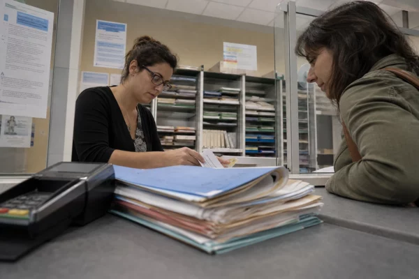 Des dossiers et formulaires de retraite au comptoir d’un guichet, dans un bureau administratif en France.