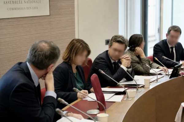 Réunion de commission parlementaire française avec élus anonymes, micros et dossiers, évoquant l’échec présidentiel de Balladur en 1995