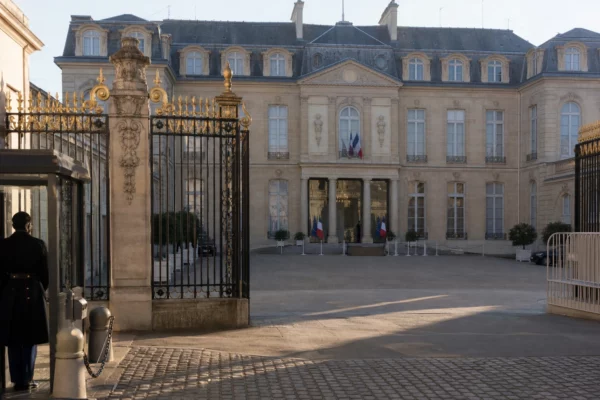Entrée du palais de l’Élysée à Paris, avec ses grilles et la cour d’accès, en illustration de la présidentielle.