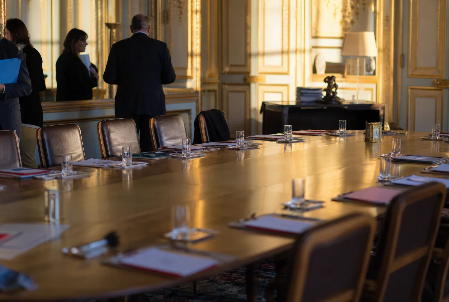 Salle de réunion à l’Élysée avec grande table et chaises, avant l’entretien sur la sécurité et l’énergie.