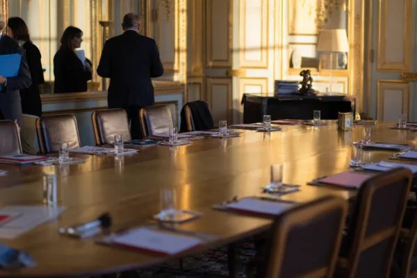 Salle de réunion à l’Élysée avec grande table et chaises, avant l’entretien sur la sécurité et l’énergie.