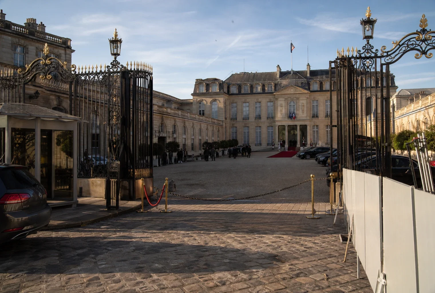 L’Élysée à Paris, lieu de l’entretien entre Emmanuel Macron et le pape, avec l’accès protocolaire en premier plan.