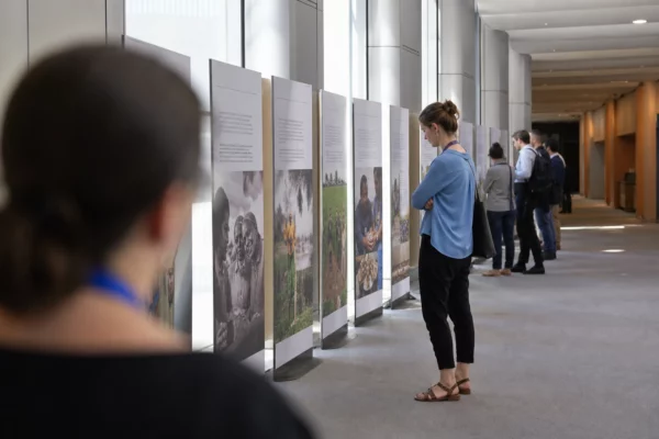 Des panneaux d’exposition alignés dans un couloir du Parlement européen à Strasbourg.