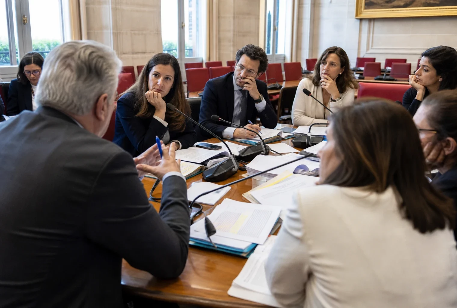 Réunion parlementaire française autour d’un livre politique et de propositions sur la gauche et les retraites