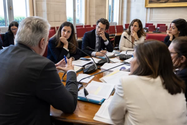 Réunion parlementaire française autour d’un livre politique et de propositions sur la gauche et les retraites