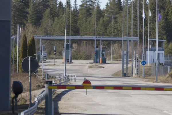 Un poste-frontière vide en Finlande, avec barrières et signalisation, au bord de la frontière avec la Russie.
