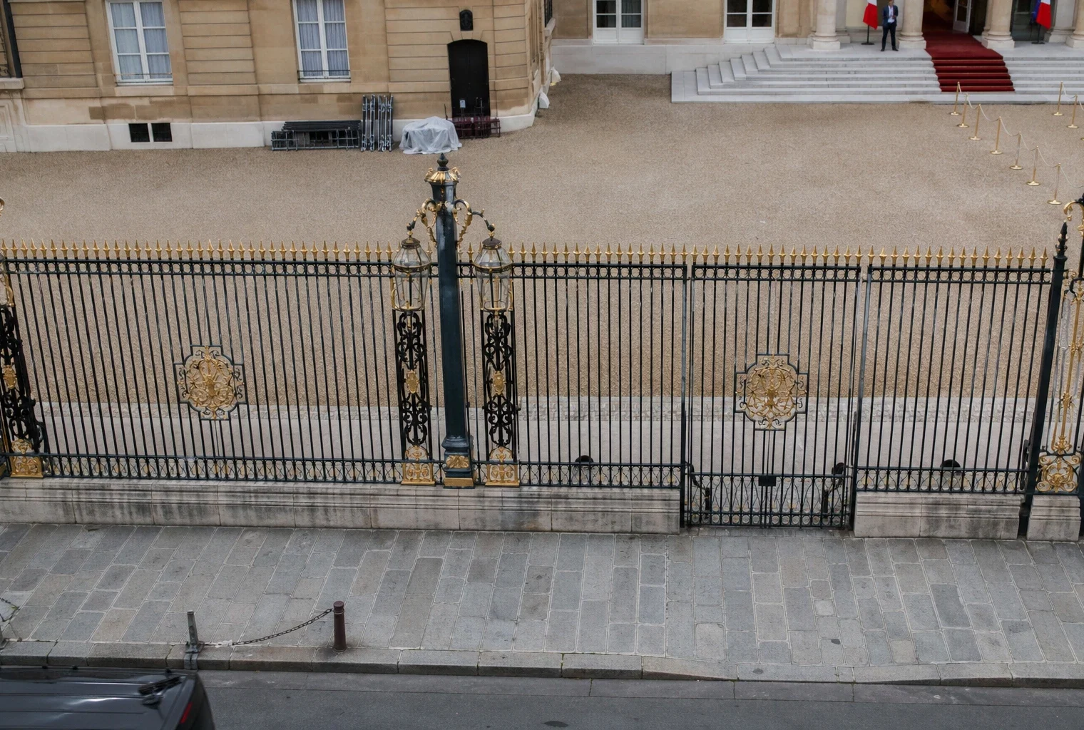 La grille du palais de l’Élysée à Paris, devant laquelle se joue l’accès à la présidence.
