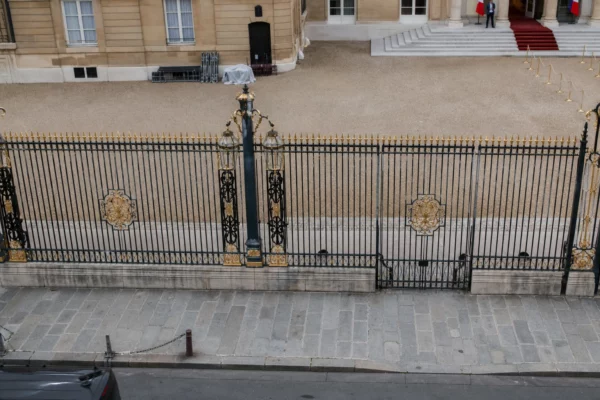 La grille du palais de l’Élysée à Paris, devant laquelle se joue l’accès à la présidence.