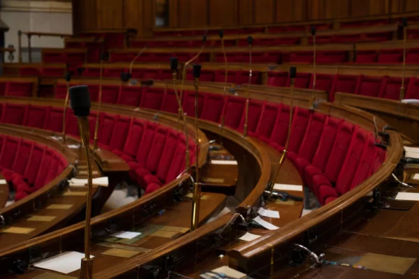 L’hémicycle de l’Assemblée nationale vide, avec ses rangées de sièges et ses pupitres.
