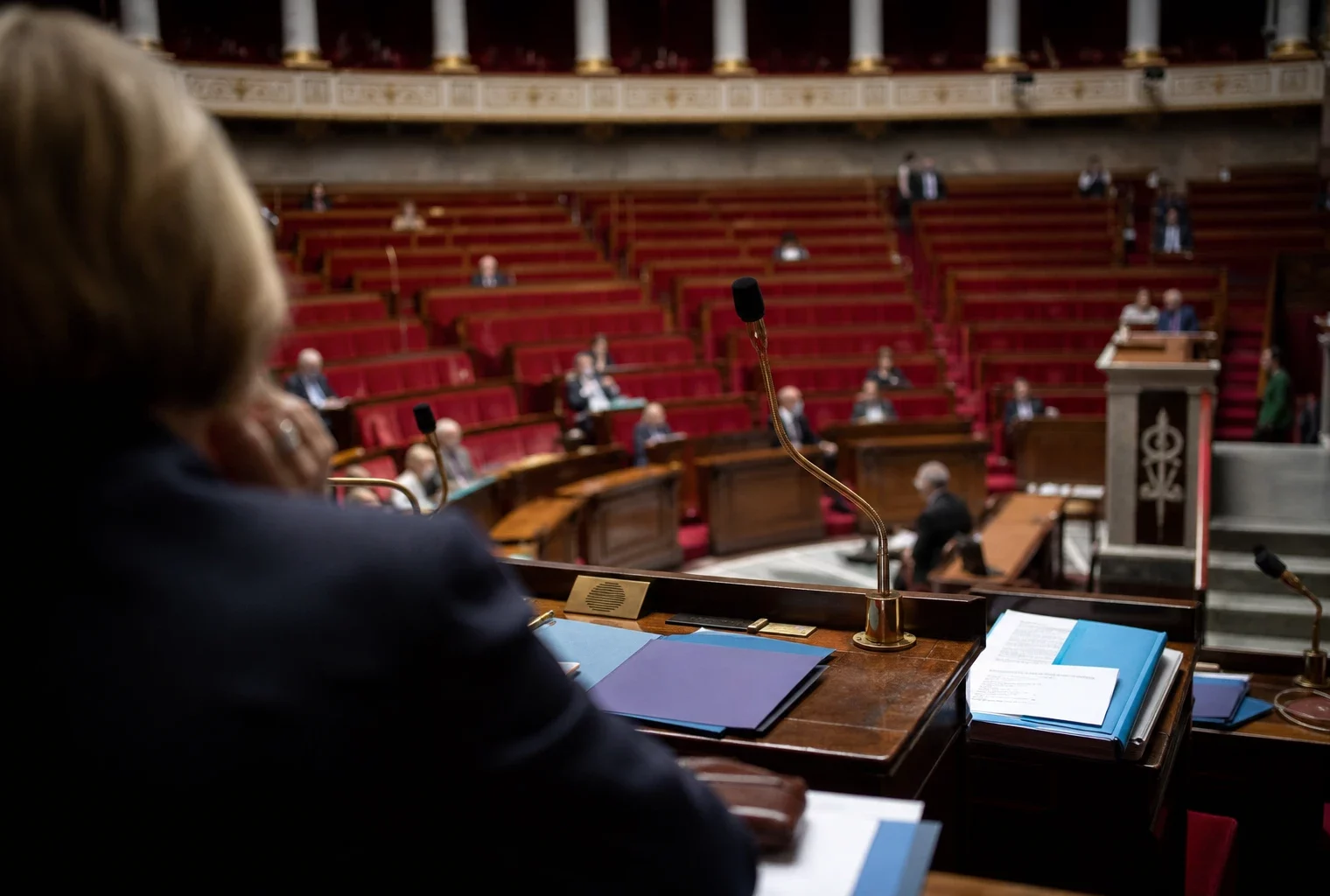 L’hémicycle de l’Assemblée nationale avec ses pupitres et micros, avant l’examen du budget 2027.