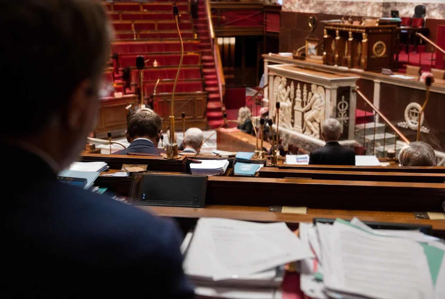 L’hémicycle de l’Assemblée nationale avec ses pupitres et micros, où doit commencer l’examen du budget 2027.
