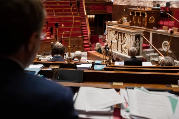 L’hémicycle de l’Assemblée nationale avec ses pupitres et micros, où doit commencer l’examen du budget 2027.