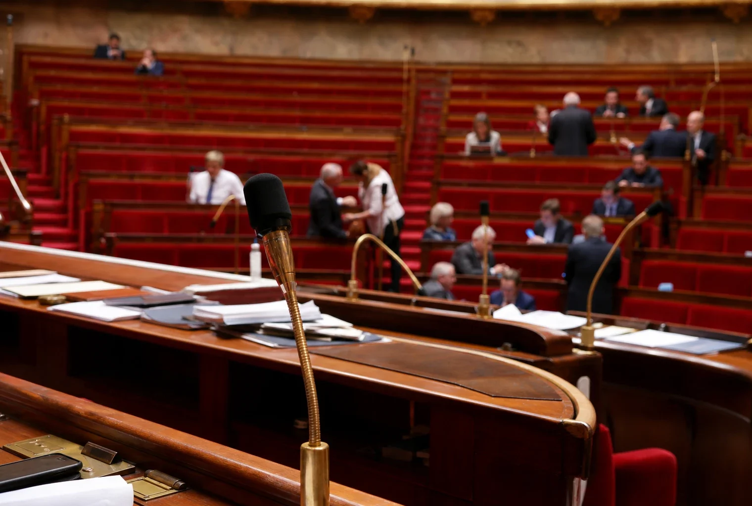 L’hémicycle de l’Assemblée nationale, avec ses pupitres et ses rangées de sièges, pendant le débat budgétaire.