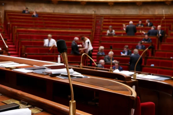 L’hémicycle de l’Assemblée nationale, avec ses pupitres et ses rangées de sièges, pendant le débat budgétaire.