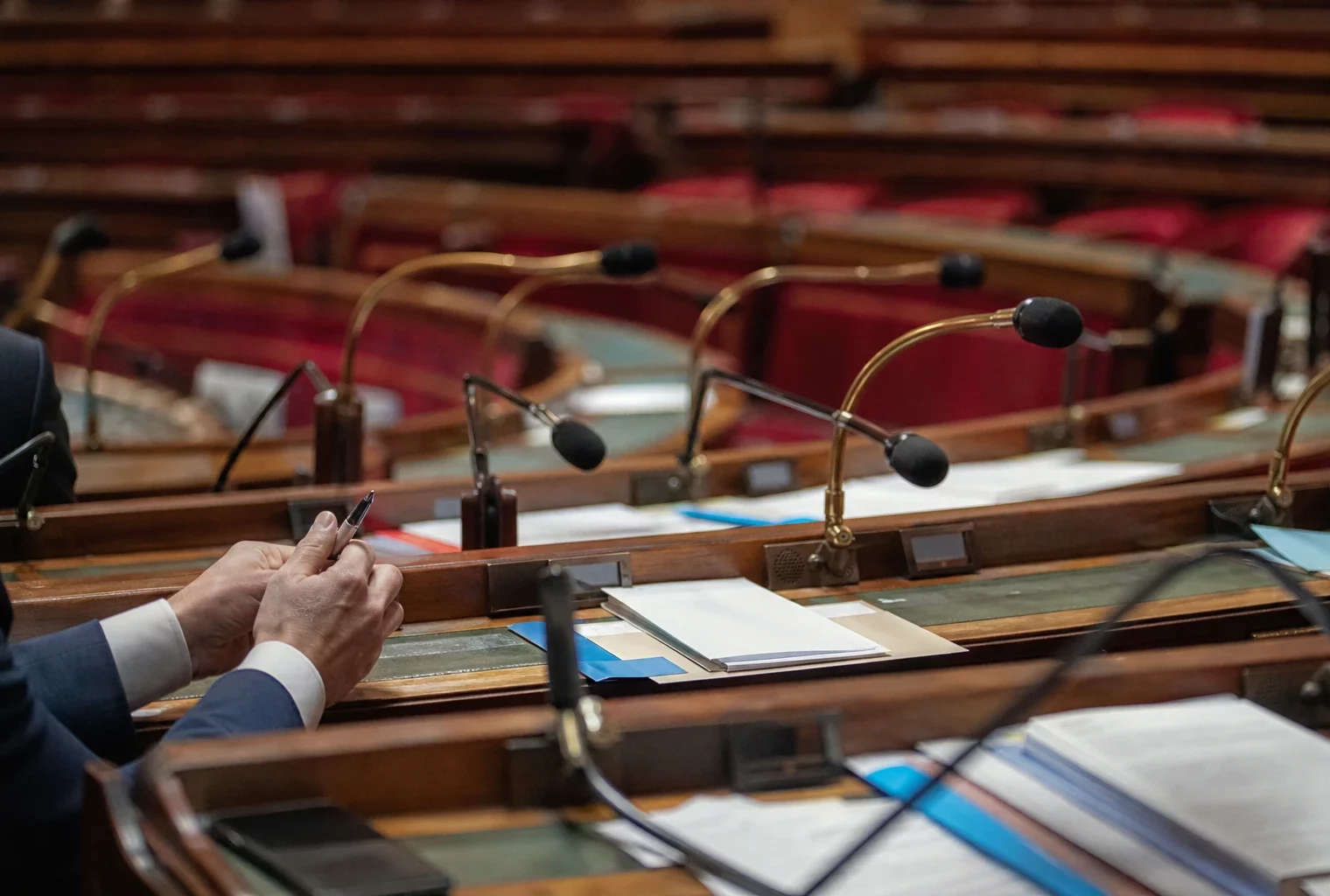 L’hémicycle de l’Assemblée nationale avec ses pupitres et micros, lieu où se joue le budget 2027.
