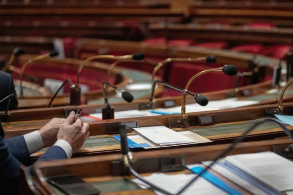 L’hémicycle de l’Assemblée nationale avec ses pupitres et micros, lieu où se joue le budget 2027.