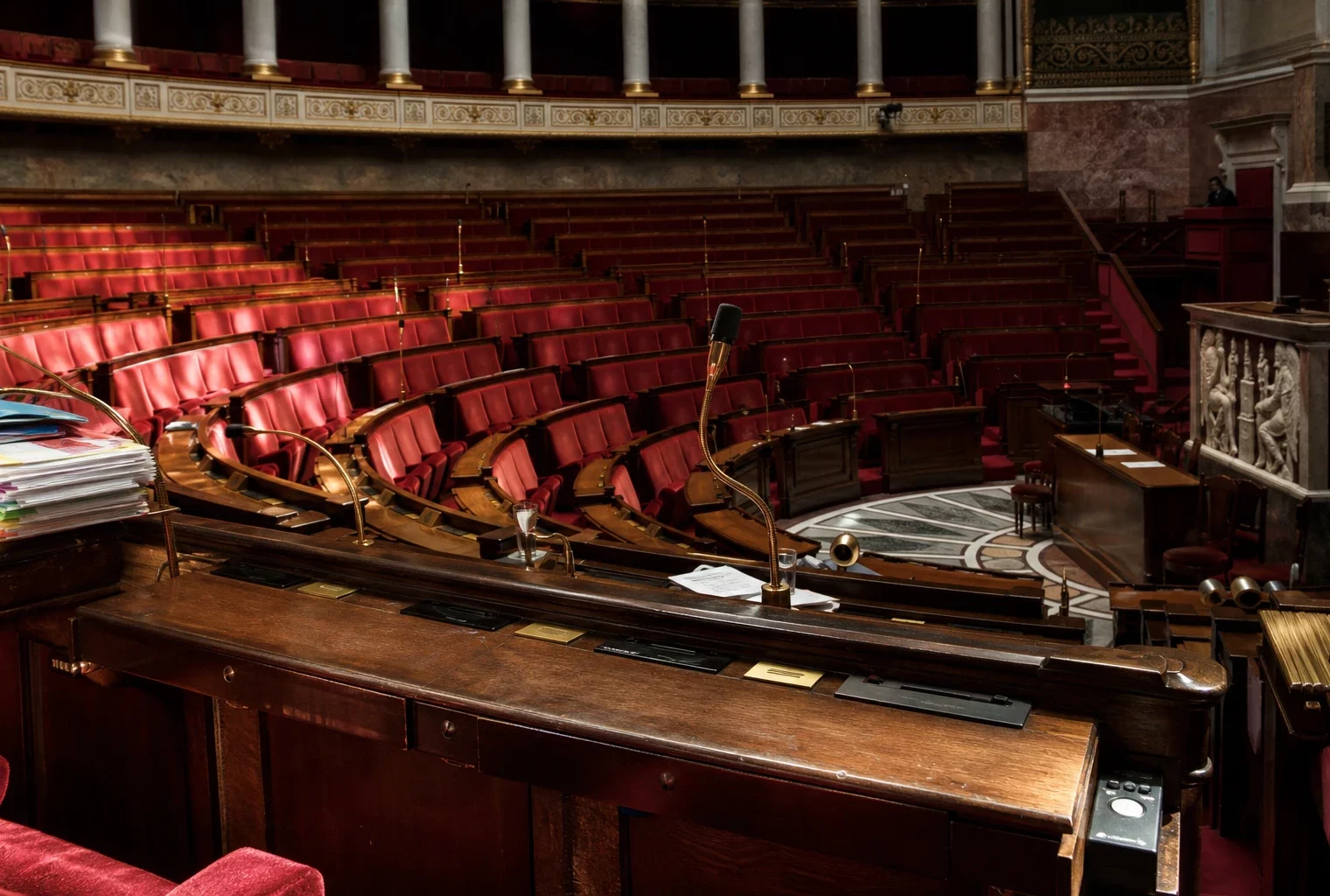 L’hémicycle de l’Assemblée nationale vide, avec ses pupitres et ses boîtiers de vote avant l’examen du budget.