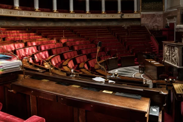 L’hémicycle de l’Assemblée nationale vide, avec ses pupitres et ses boîtiers de vote avant l’examen du budget.