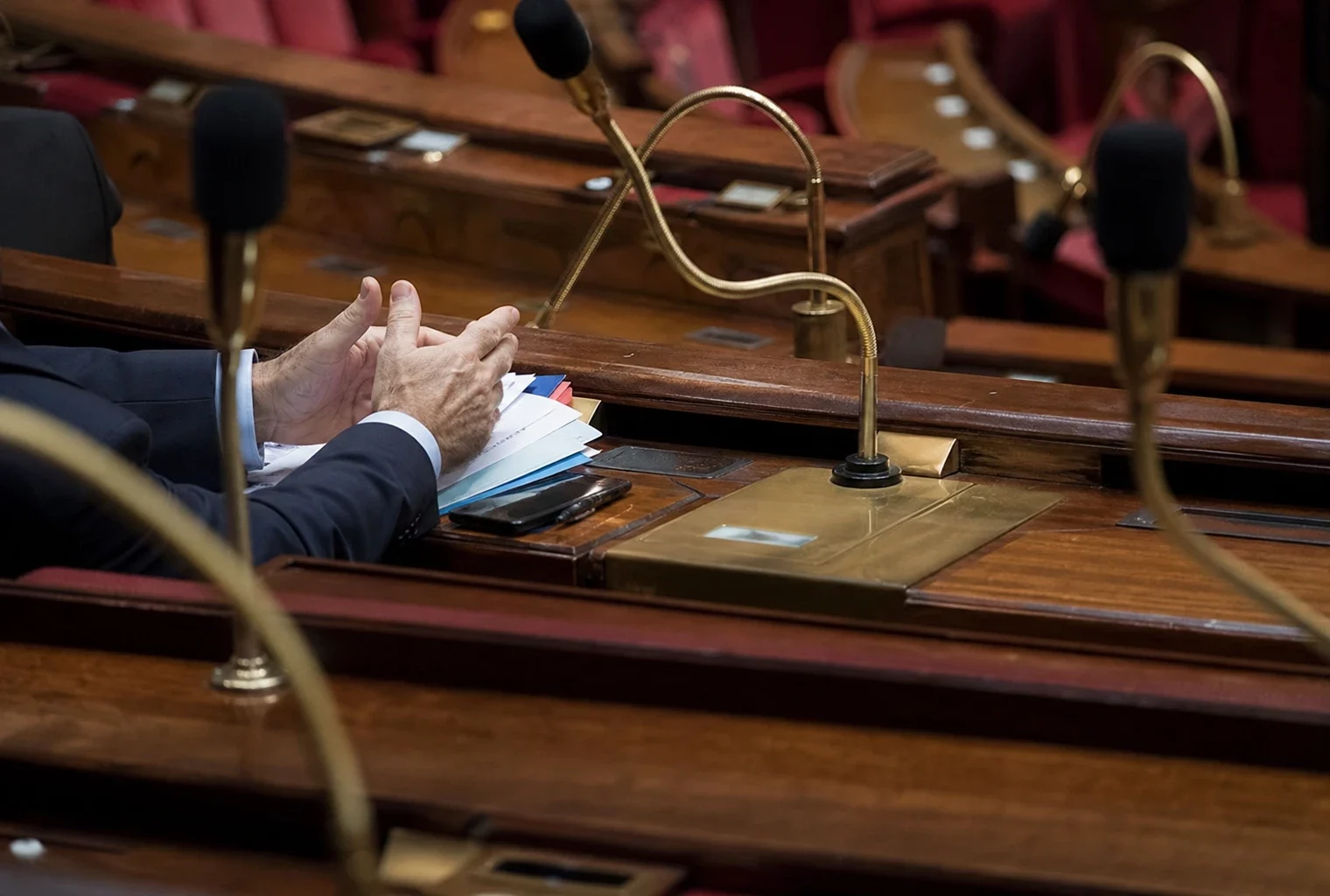 L’hémicycle de l’Assemblée nationale, avec ses pupitres et micros, où doit commencer l’examen du budget 2027.