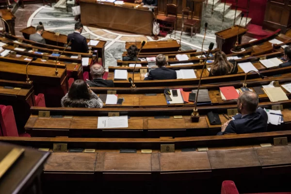 L’hémicycle de l’Assemblée nationale, avec ses pupitres et micros, pour illustrer l’examen du budget 2027.